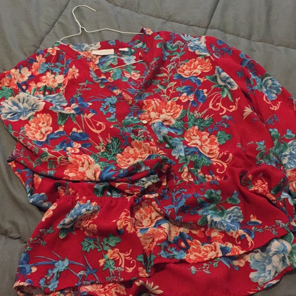 This is a beautiful red top. - Picture 3 of 3